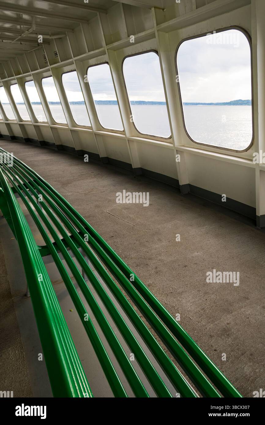 Fensterreihe auf der Washington State Ferry, Seattle, Washington State, USA. Stockfoto