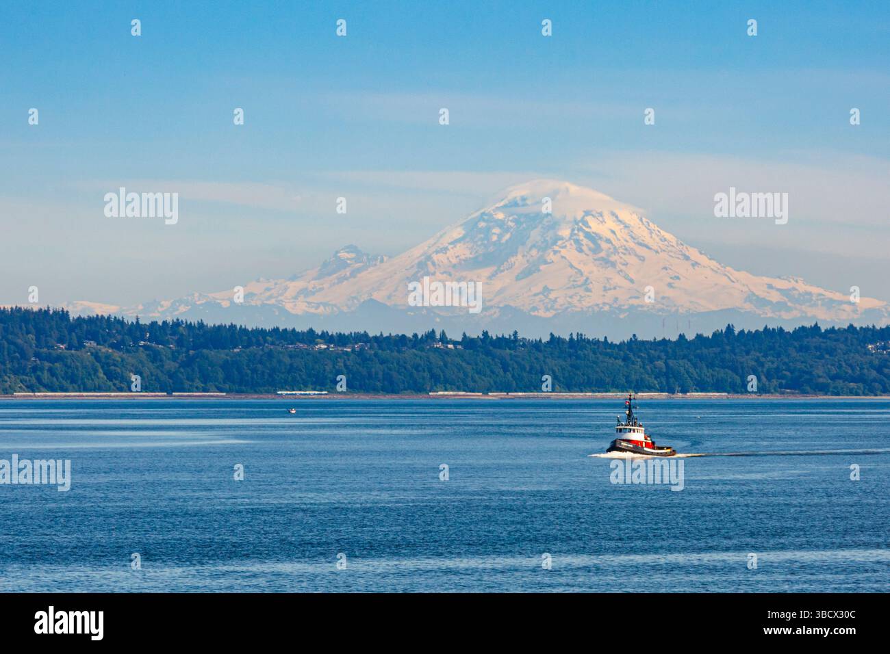Blick auf Seattle und Mount Rainier von Kingston, Washington State, USA. Stockfoto