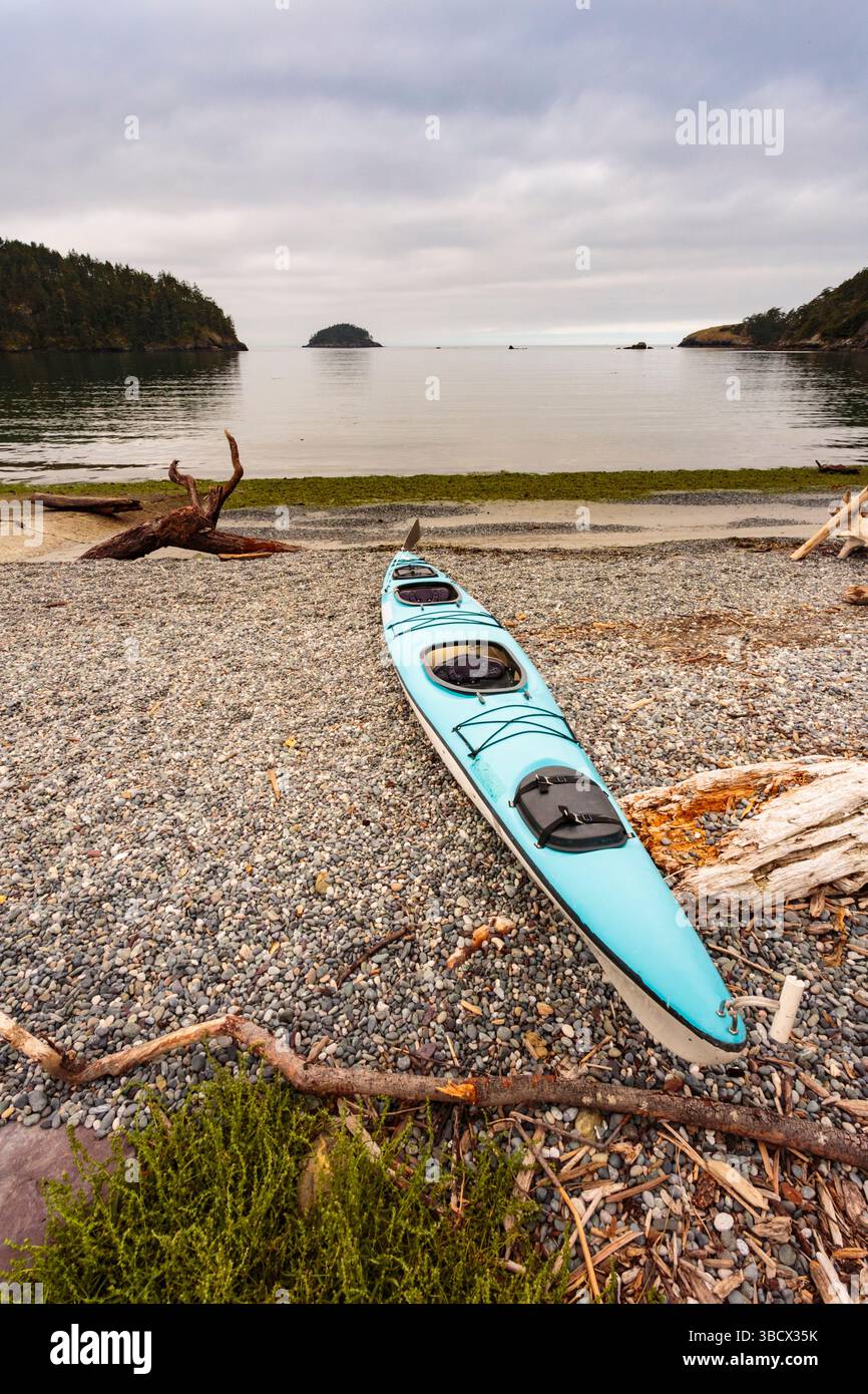 Seekajak am Ufer der Bowman Bay, Deception Pass State Park, Washington State, USA. Stockfoto