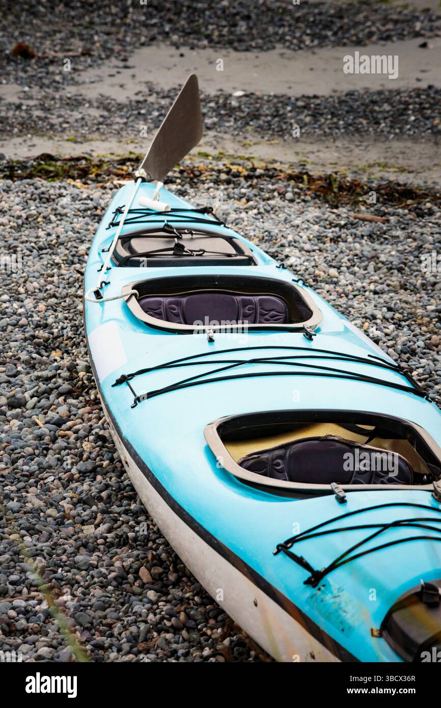 Seekajak am Ufer der Bowman Bay, Deception Pass State Park, Washington State, USA. Stockfoto