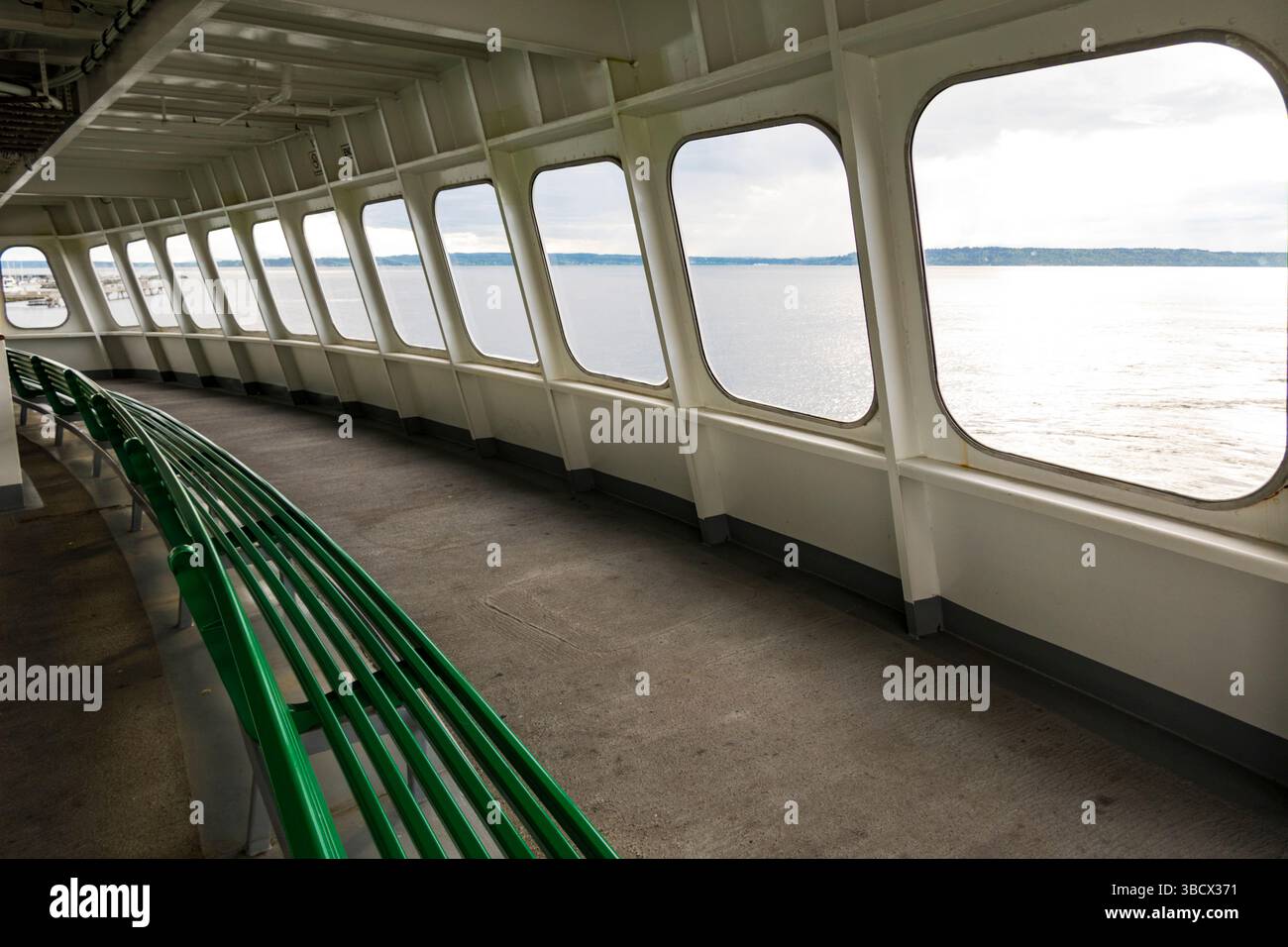 Fensterreihe auf der Washington State Ferry, Seattle, Washington State, USA. Stockfoto