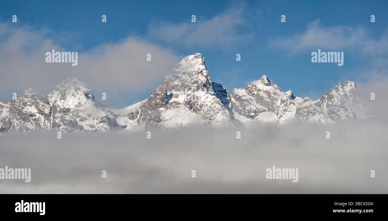 USA, Wyoming, Jackson. Grand Teton National Park, Fog schwingt unter Middle Teton, Grand Teton und Mount Owen in der Teton Range Stockfoto
