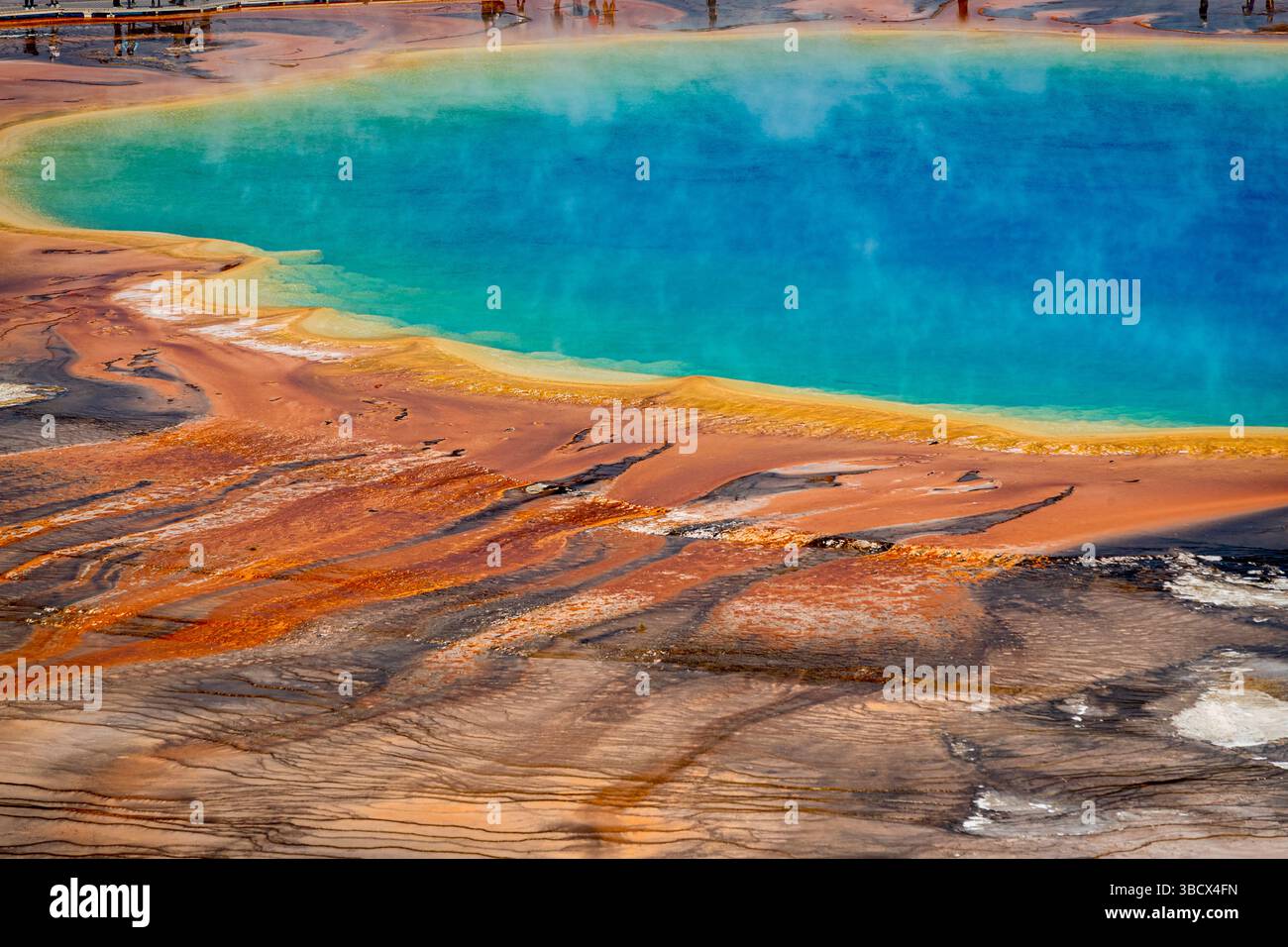 Die Prismatic Spring ist bekannt für ihre unglaubliche bläuliche Farbe. Stockfoto