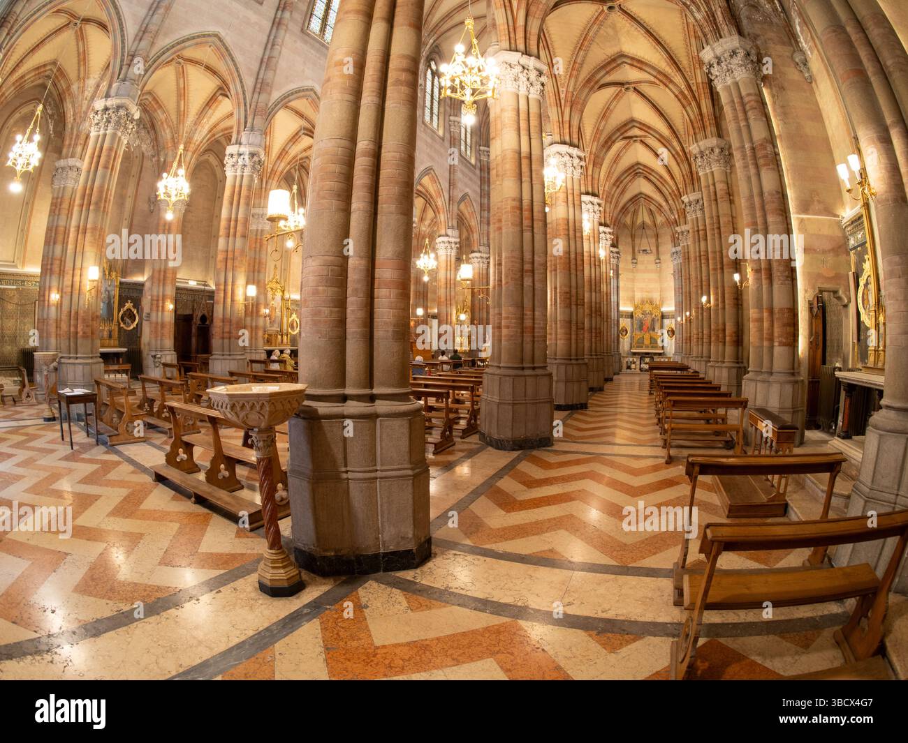 Chiesa Sacro Cuore del Suffragio, gotische Kirche im Stil des Revivals in Rom, Italien Stockfoto
