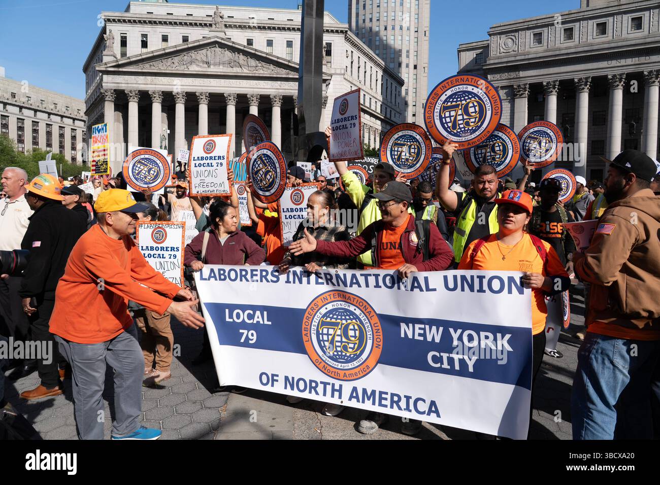 Arbeiter und Gewerkschaftsmitglieder versammeln sich am Maistag für Solidarität beim Schutz der Rechte und Löhne der Arbeitnehmer mit der neuen Trump-Regierung an der Macht. Foley Square, New York City. Die ArbeiterInnen Internationale Union von Nordamerika beim marsch am Foley Square. Stockfoto