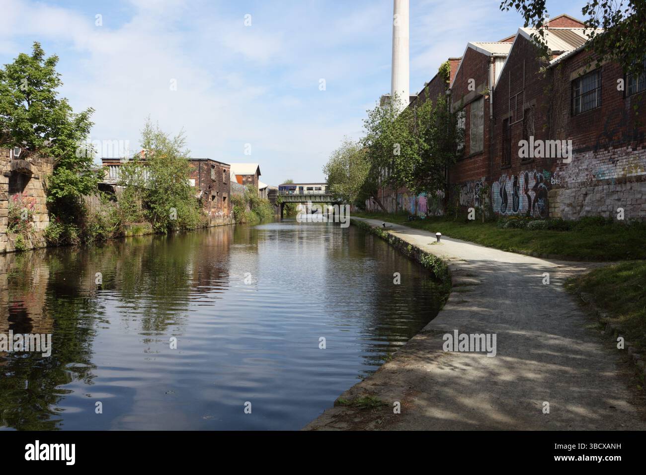 Der Sheffield Canal Waterway in England, Großbritannien, führt in der urbanen Industrie Stockfoto