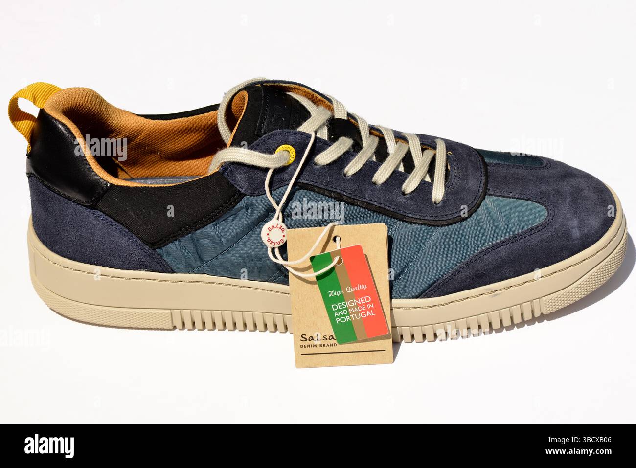 Schuhschuhe der Marke Salsa, hergestellt in Portugal, isoliert auf weiß Stockfoto