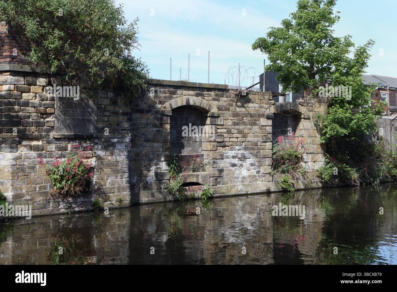 Der Sheffield Canal Waterway in England, Großbritannien, hat die städtische Industriebranche stillgelegt Stockfoto