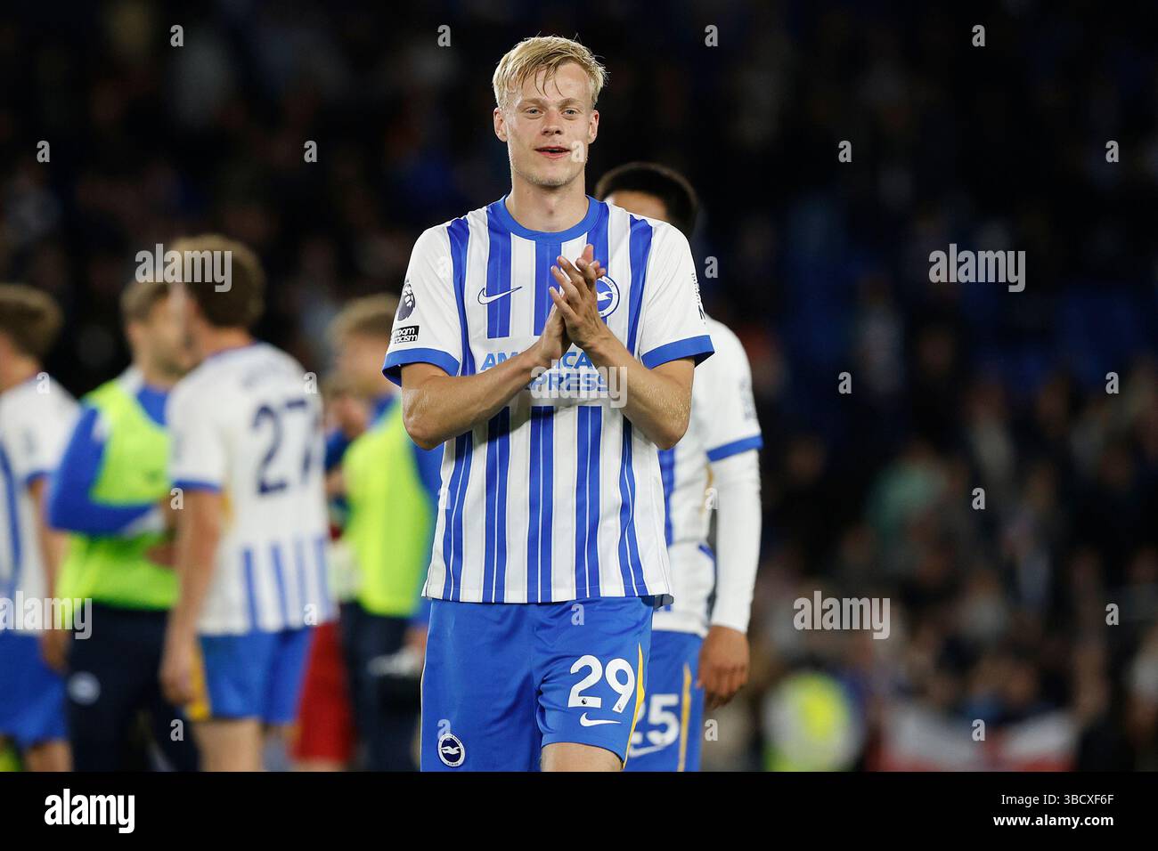 Jan Paul van Hecke von Brighton & Hove Albion FC applaudiert den Fans im Amex Stadium Stockfoto