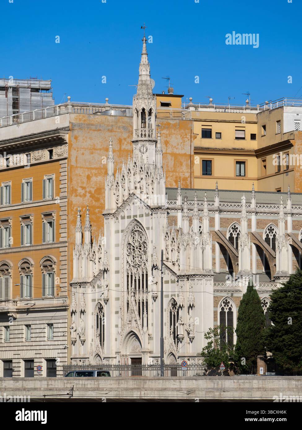 Chiesa Sacro Cuore del Suffragio, gotische Kirche im Stil des Revivals in Rom, Italien Stockfoto