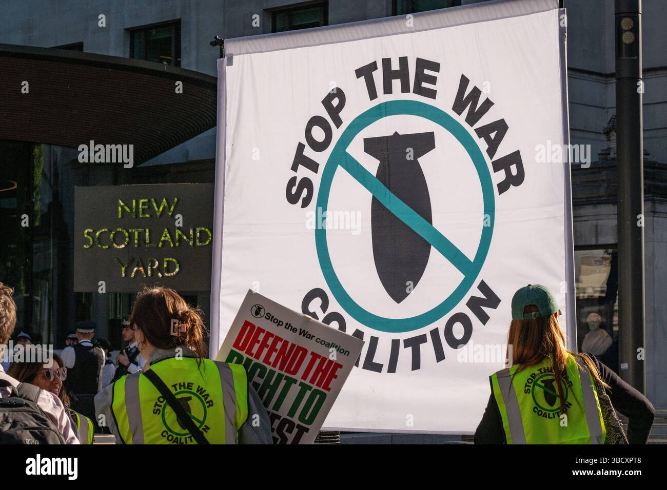 London, Großbritannien. 21. Mai 2025. Palästinensische Anhänger versammeln sich vor New Scotland Yard, dem Hauptquartier der Metropolitan Police Force, und protestieren gegen die Art und Weise, wie Gegner der britischen Unterstützung für Israels Krieg gegen Gaza polizeilich verfolgt wurden. Sie forderten, Anklagen gegen Führer der Palästinensischen Koalition fallen zu lassen und das "Durchgreifen" gegen das Recht auf Protest zu beenden. Quelle: Ron Fassbender/Alamy Live News Stockfoto