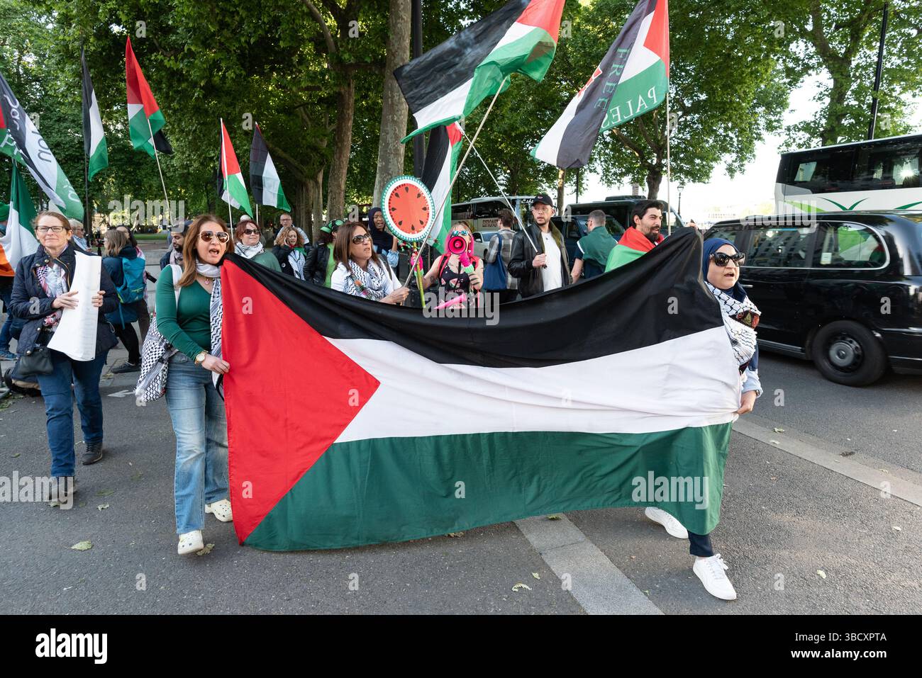 London, Großbritannien. 21. Mai 2025. Palästinensische Anhänger versammeln sich vor New Scotland Yard, dem Hauptquartier der Metropolitan Police Force, und protestieren gegen die Art und Weise, wie Gegner der britischen Unterstützung für Israels Krieg gegen Gaza polizeilich verfolgt wurden. Sie forderten, Anklagen gegen Führer der Palästinensischen Koalition fallen zu lassen und das "Durchgreifen" gegen das Recht auf Protest zu beenden. Quelle: Ron Fassbender/Alamy Live News Stockfoto