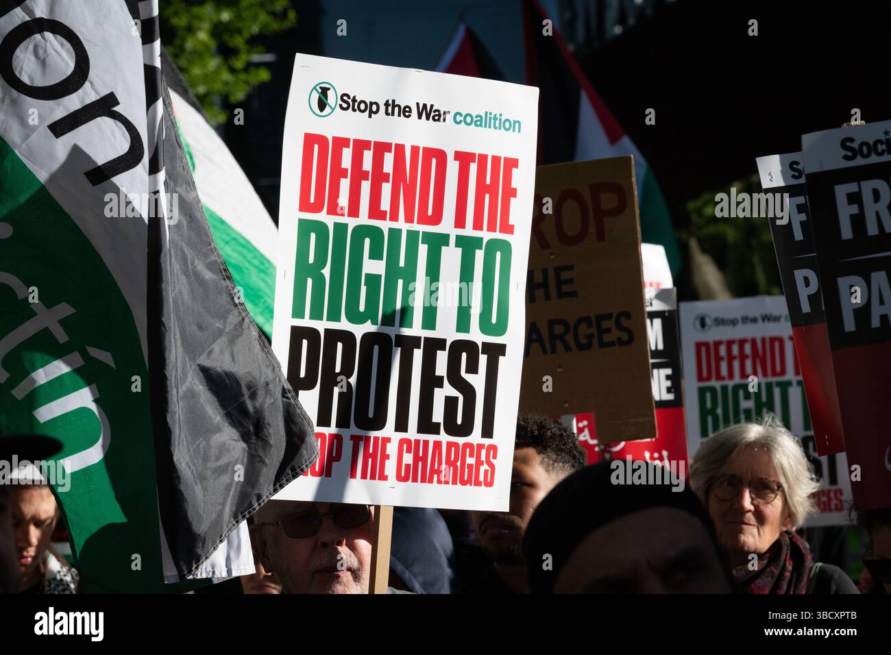 London, Großbritannien. 21. Mai 2025. Palästinensische Anhänger versammeln sich vor New Scotland Yard, dem Hauptquartier der Metropolitan Police Force, und protestieren gegen die Art und Weise, wie Gegner der britischen Unterstützung für Israels Krieg gegen Gaza polizeilich verfolgt wurden. Sie forderten, Anklagen gegen Führer der Palästinensischen Koalition fallen zu lassen und das "Durchgreifen" gegen das Recht auf Protest zu beenden. Quelle: Ron Fassbender/Alamy Live News Stockfoto
