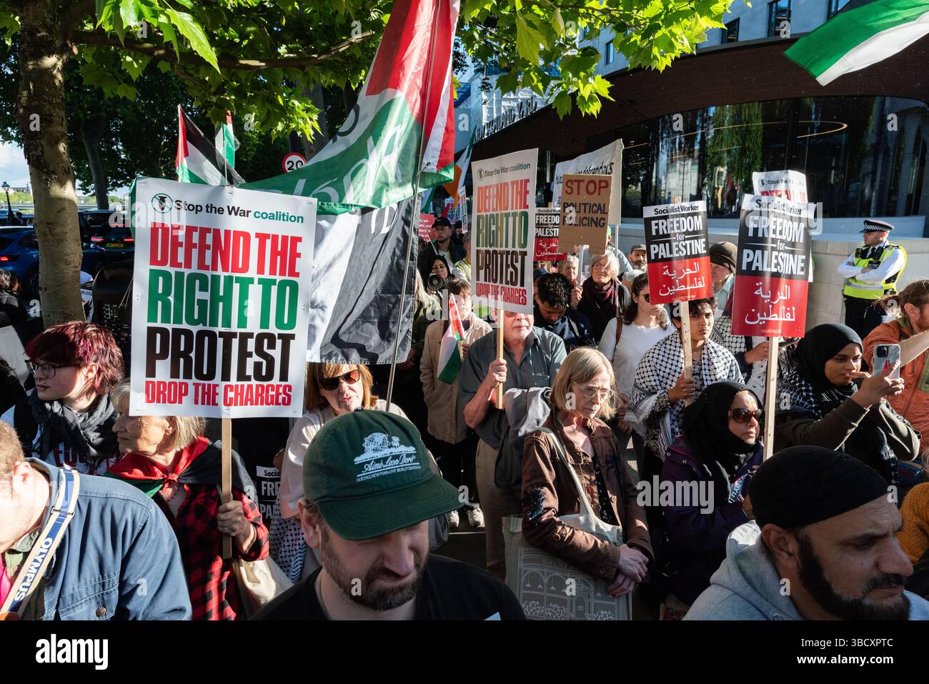 London, Großbritannien. 21. Mai 2025. Palästinensische Anhänger versammeln sich vor New Scotland Yard, dem Hauptquartier der Metropolitan Police Force, und protestieren gegen die Art und Weise, wie Gegner der britischen Unterstützung für Israels Krieg gegen Gaza polizeilich verfolgt wurden. Sie forderten, Anklagen gegen Führer der Palästinensischen Koalition fallen zu lassen und das "Durchgreifen" gegen das Recht auf Protest zu beenden. Quelle: Ron Fassbender/Alamy Live News Stockfoto