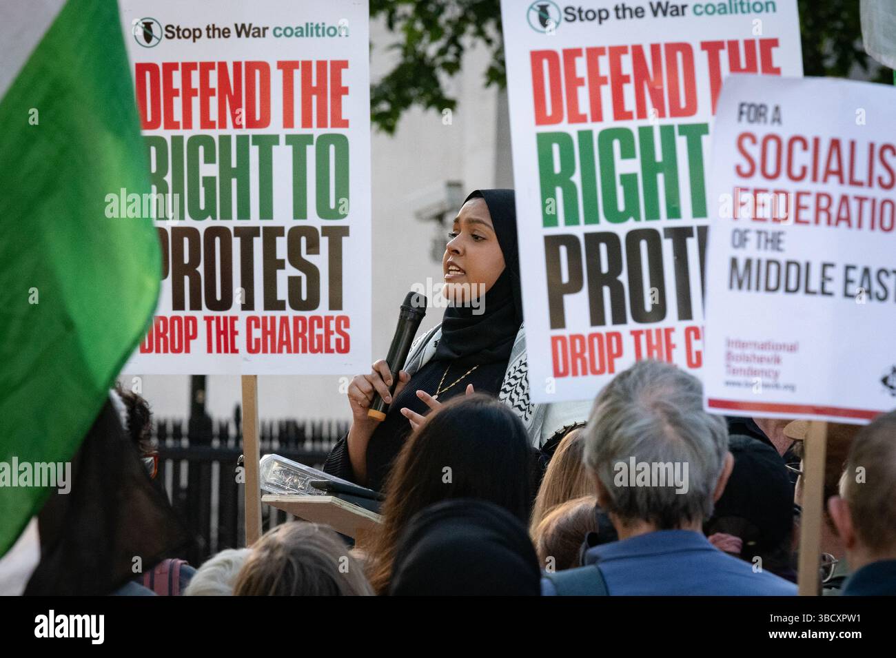 London, Großbritannien. 21. Mai 2025. Palästinensische Anhänger versammeln sich vor New Scotland Yard, dem Hauptquartier der Metropolitan Police Force, und protestieren gegen die Art und Weise, wie Gegner der britischen Unterstützung für Israels Krieg gegen Gaza polizeilich verfolgt wurden. Sie forderten, Anklagen gegen Führer der Palästinensischen Koalition fallen zu lassen und das "Durchgreifen" gegen das Recht auf Protest zu beenden. Quelle: Ron Fassbender/Alamy Live News Stockfoto