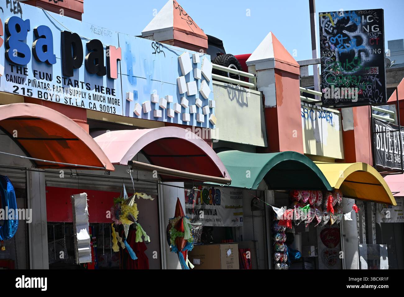 LOS ANGELES, KALIFORNIEN - 19. MAI 2025: Farbenfrohe Geschäfte im LA Fashion District, bekannt für seine Schnäppchengeschäfte und eine vielfältige Auswahl an Waren. Stockfoto