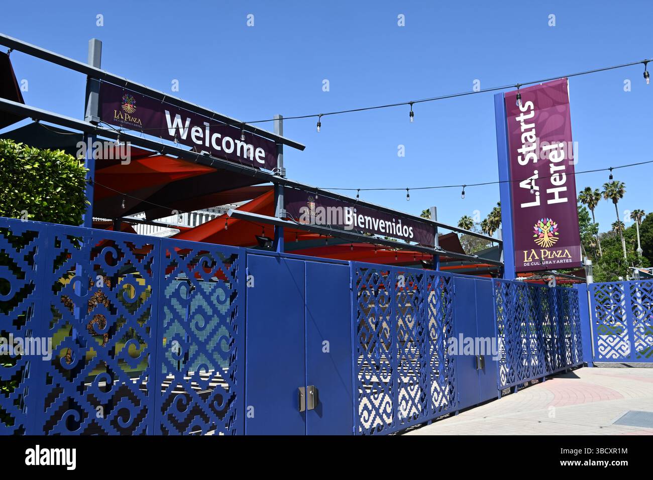 LOS ANGELES, KALIFORNIEN - 19. MAI 2025: Banner und Schilder am LA Cultural Plaza in der Nähe der Olvera Street. Stockfoto