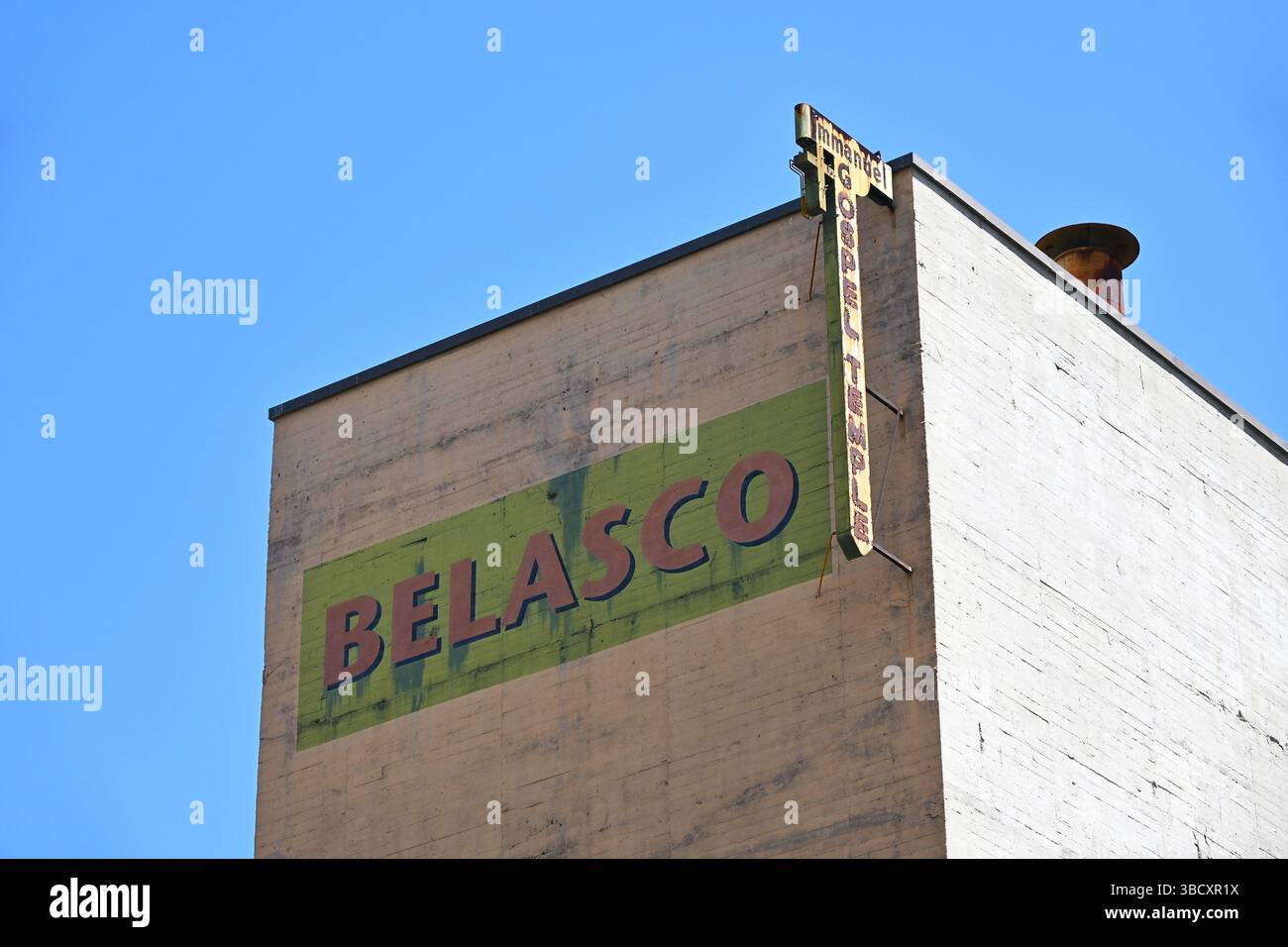 LOS ANGELES, KALIFORNIEN - 19. MAI 2025: Schild des Belasco Immanuel Gospel Temple auf dem historischen Gebäude in der Hill Street und 11th Street, heute ein Veranstaltungsort für Musik. Stockfoto