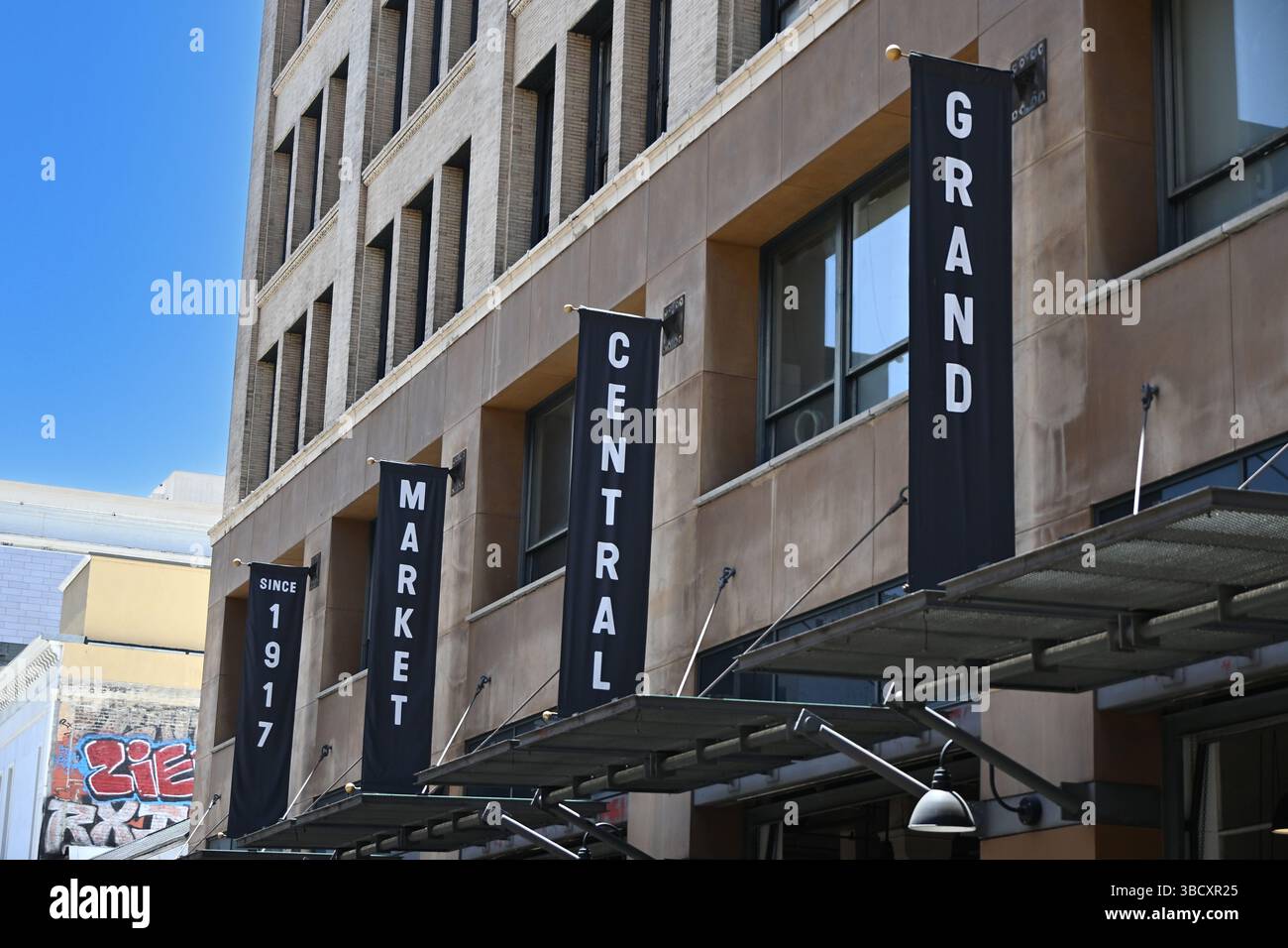 LOS ANGELES, KALIFORNIEN - 19. MAI 2025: Banner auf dem Grand Central Market, einem Wahrzeichen seit 1917, vereint die Küche und Kultur von Los Angel Stockfoto