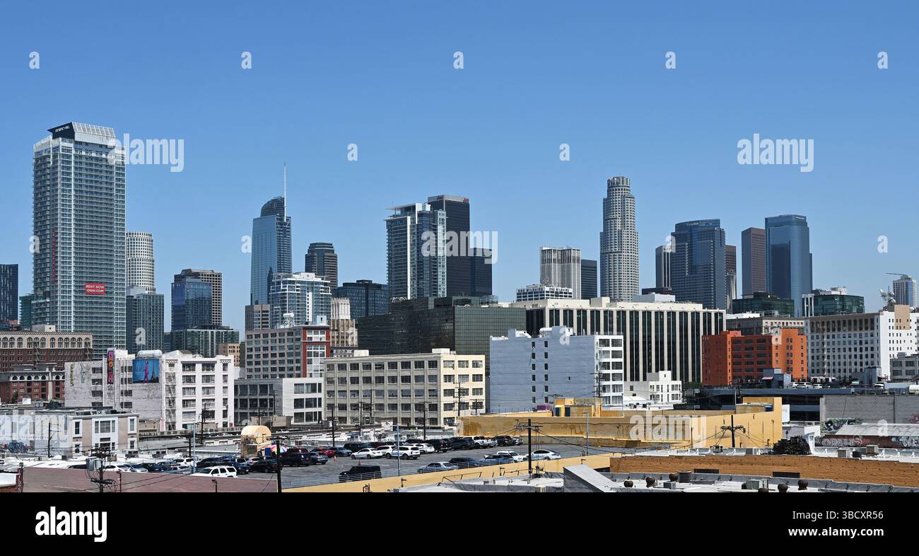LOS ANGELES, KALIFORNIEN - 19. MAI 2025: Die Skyline von Los Angeles von einem erhöhten Ort im Garment District aus gesehen. Stockfoto