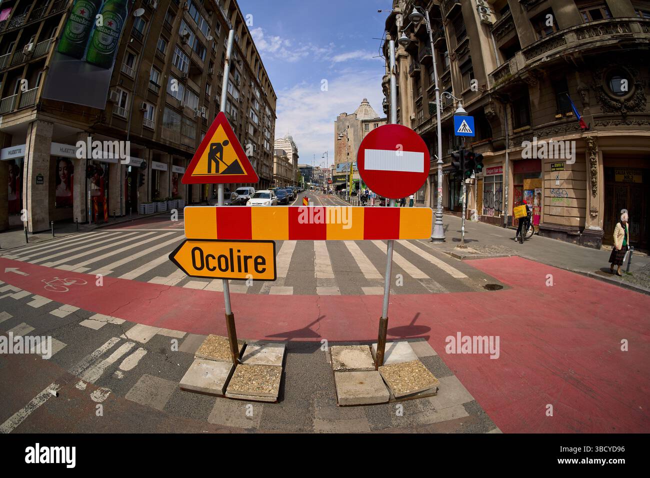 Bukarest, Rumänien. 21. Mai 2025: Am Ende der Innenstadt von Calea Victoriei werden Schilder von einer Verkehrsspur umgeleitet, um die Arbeiten bergauf zu erleichtern. Das ehemalige Gebäude Bancorex, das heute im Besitz des Immobilienentwicklers AFI Europe ist, wird derzeit umfangreich renoviert. Quelle: Lucian Alecu/Alamy Live News Stockfoto