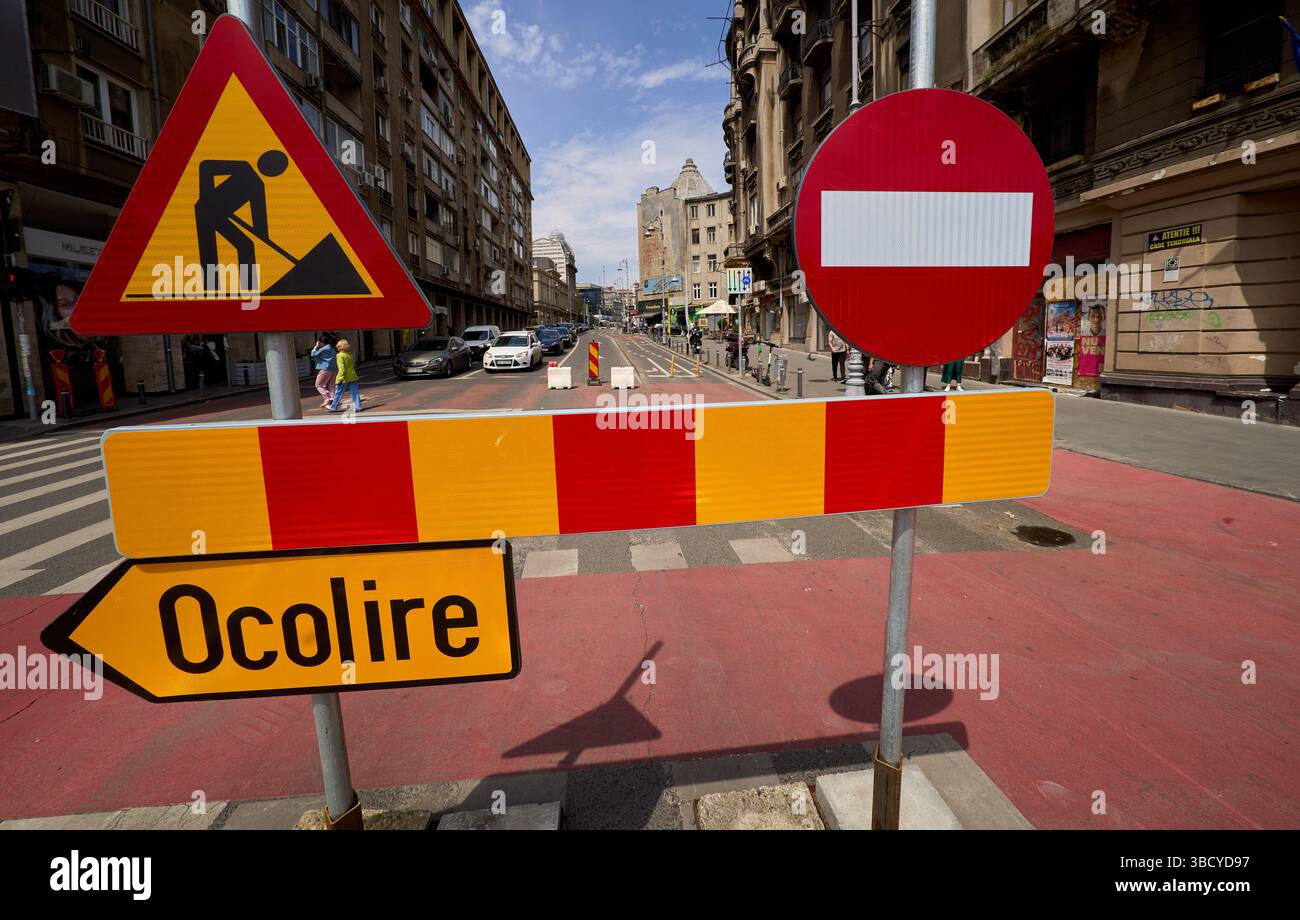 Bukarest, Rumänien. 21. Mai 2025: Am Ende der Innenstadt von Calea Victoriei werden Schilder von einer Verkehrsspur umgeleitet, um die Arbeiten bergauf zu erleichtern. Das ehemalige Gebäude Bancorex, das heute im Besitz des Immobilienentwicklers AFI Europe ist, wird derzeit umfangreich renoviert. Quelle: Lucian Alecu/Alamy Live News Stockfoto