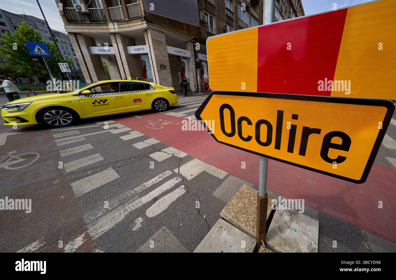 Bukarest, Rumänien. 21. Mai 2025: Am Ende der Innenstadt von Calea Victoriei werden Schilder von einer Verkehrsspur umgeleitet, um die Arbeiten bergauf zu erleichtern. Das ehemalige Gebäude Bancorex, das heute im Besitz des Immobilienentwicklers AFI Europe ist, wird derzeit umfangreich renoviert. Quelle: Lucian Alecu/Alamy Live News Stockfoto