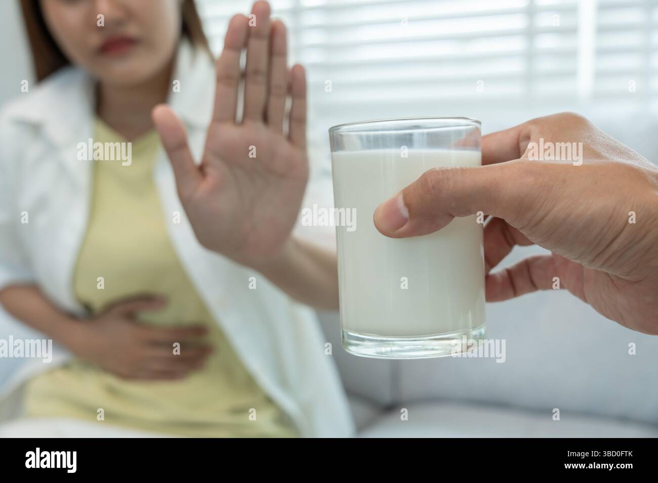 Milchallergene, Frau verwirrte Milch, laufende verstopfte Nase leiden unter Unverträglichkeitsallergien auslösen Symptome. Bauchschmerzen, Allergene, Nussprotein, Stockfoto