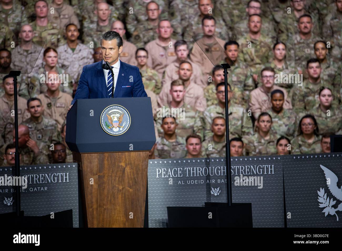 Verteidigungsminister Pete Hegseth spricht während des Besuchs von Präsident Donald J. Trump auf der Al Udeid Air Base in Katar am 15. Mai 2025 an die Truppen. Trump tourte durch den Nahen Osten, um Zwischenstopps in Saudi-Arabien, Katar und den Vereinigten Arabischen Emiraten zu machen. (Foto der U.S. Air Force von Staff Sgt. Sean Moriarty) Stockfoto