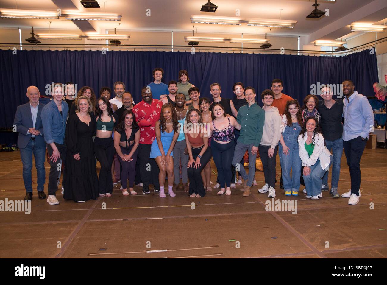 Jared Goldsmith, Haven Burton, Graham Rowat, Aubrey Matalon, Kyle Parker Taylor, Hillary Fisher, Mark Doyle, Christopher Gurr, Sean Patrick Doyle, Nick Cortazzo, Joann M. Hunter, David Baida, Caleb Bermejo, Kelsey Myron Cauthen, Tzintli Cerda, Jonathan Duvelson, Caroline Kane, Alexandra Matteo, Michael Milkanin, Mia Nelson, Justin O'Brien, Charlie Ray, Kaitlyn Louise Smith, Lily Rose, Taylor Rosenberger, Richard Westfahl, Peli Naomi Woods Inside für Disney's THE LITTLE MERMAID Press Junket, New 42nd Street Studios, New York, NY, 21. Mai 2025. Foto: Simon Lindenblatt/Everett Collection Stockfoto