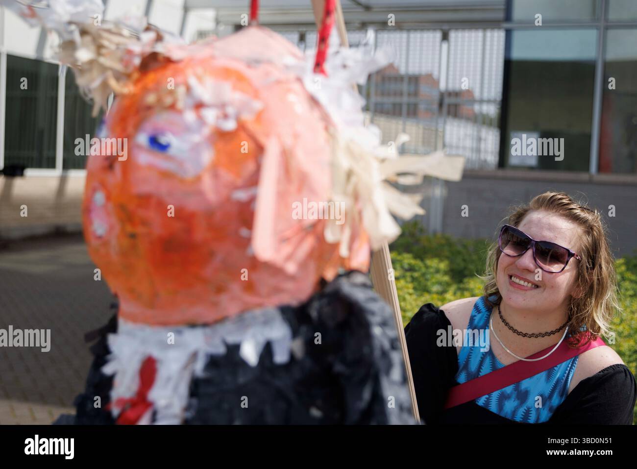 Portland, USA. Mai 2025. Ein Demonstrant machte ein Pappmaché-Bild von Donald Trump. Etwa 75 Menschen demonstrierten am 21. Mai 2025 im ICE-Hauptquartier (Immigration and Customs Enforcement) in Portland, Oregon, um gegen die Massendeportationen des Trump-Regimes zu protestieren. (Foto: John Rudoff/SIPA USA) Credit: SIPA US/Alamy Live News Stockfoto