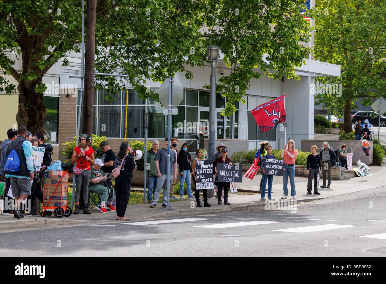 Portland, USA. Mai 2025. Etwa 75 Menschen demonstrierten am 21. Mai 2025 im ICE-Hauptquartier (Immigration and Customs Enforcement) in Portland, Oregon, um gegen die Massendeportationen des Trump-Regimes zu protestieren. (Foto: John Rudoff/SIPA USA) Credit: SIPA USA/Alamy Live News Stockfoto