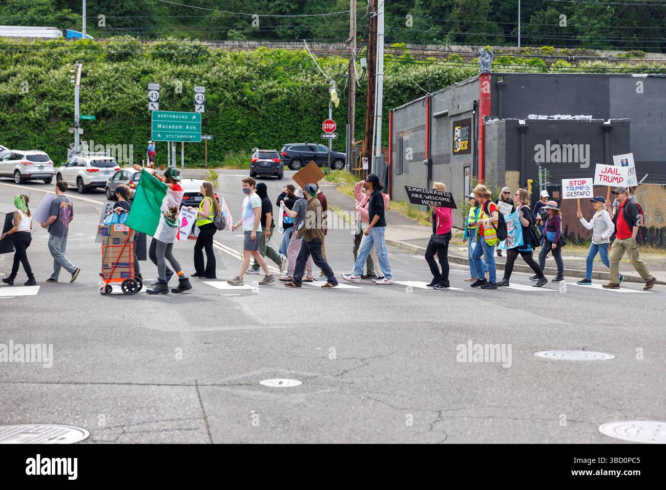 Portland, USA. Mai 2025. Etwa 75 Menschen demonstrierten am 21. Mai 2025 im ICE-Hauptquartier (Immigration and Customs Enforcement) in Portland, Oregon, um gegen die Massendeportationen des Trump-Regimes zu protestieren. (Foto: John Rudoff/SIPA USA) Credit: SIPA USA/Alamy Live News Stockfoto