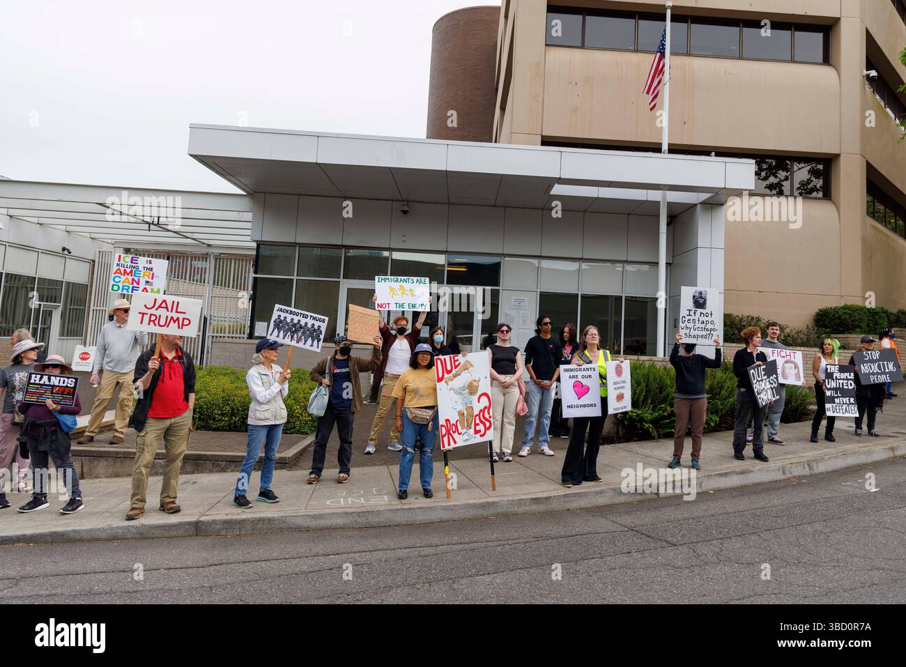 Portland, USA. Mai 2025. Etwa 75 Menschen demonstrierten am 21. Mai 2025 im ICE-Hauptquartier (Immigration and Customs Enforcement) in Portland, Oregon, um gegen die Massendeportationen des Trump-Regimes zu protestieren. (Foto: John Rudoff/SIPA USA) Credit: SIPA USA/Alamy Live News Stockfoto