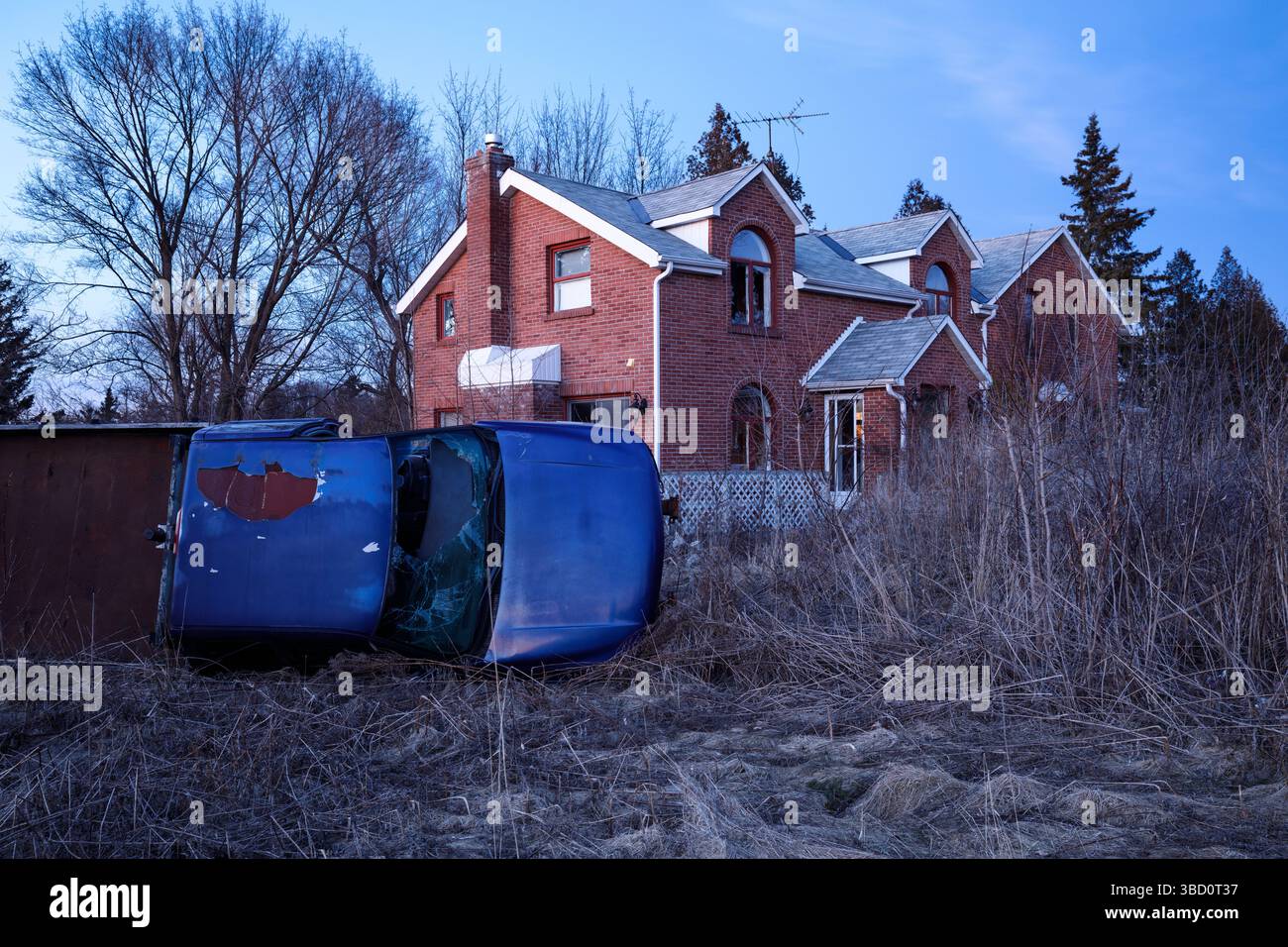Ein Bauernhaus auf dem Land mit einem Pickup-Truck auf der Seite im Vordergrund. Stockfoto
