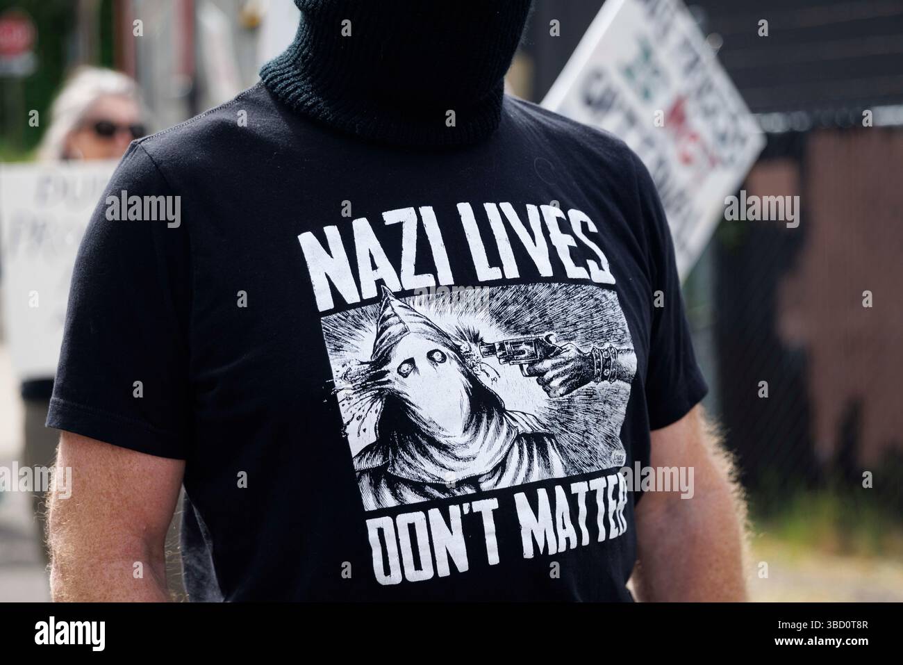 Portland, USA. Mai 2025. Etwa 75 Menschen demonstrierten am 21. Mai 2025 im ICE-Hauptquartier (Immigration and Customs Enforcement) in Portland, Oregon, um gegen die Massendeportationen des Trump-Regimes zu protestieren. (Foto: John Rudoff/SIPA USA) Credit: SIPA USA/Alamy Live News Stockfoto