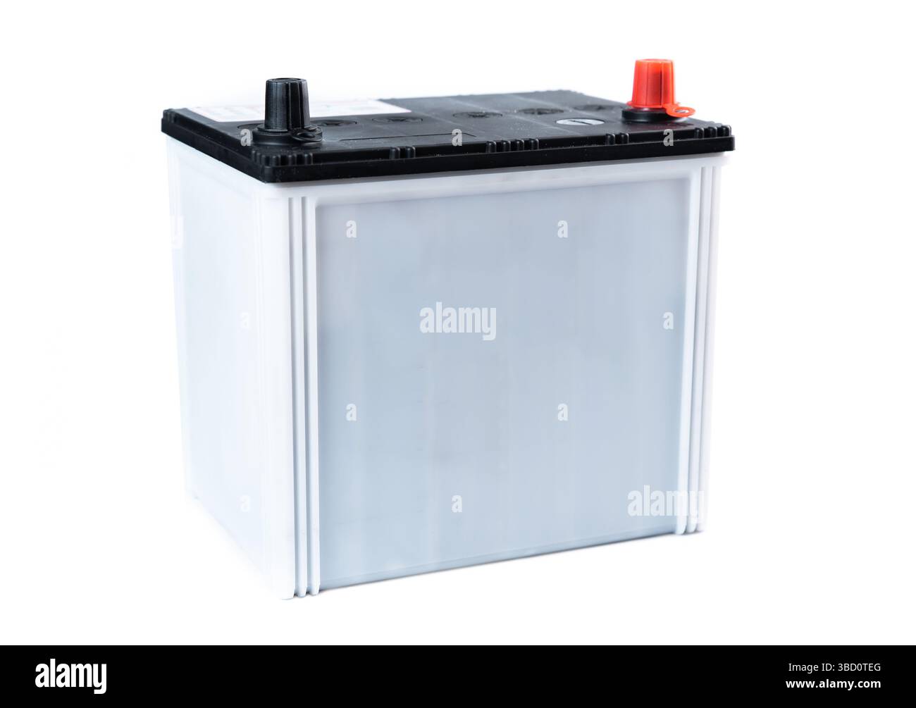 Einzelne graue Fahrzeugbatterie isoliert auf weißem Hintergrund. Kompaktes Kraftfahrzeugaggregat für Personenkraftwagen. Ideal für Kataloge oder Online-Shops Stockfoto