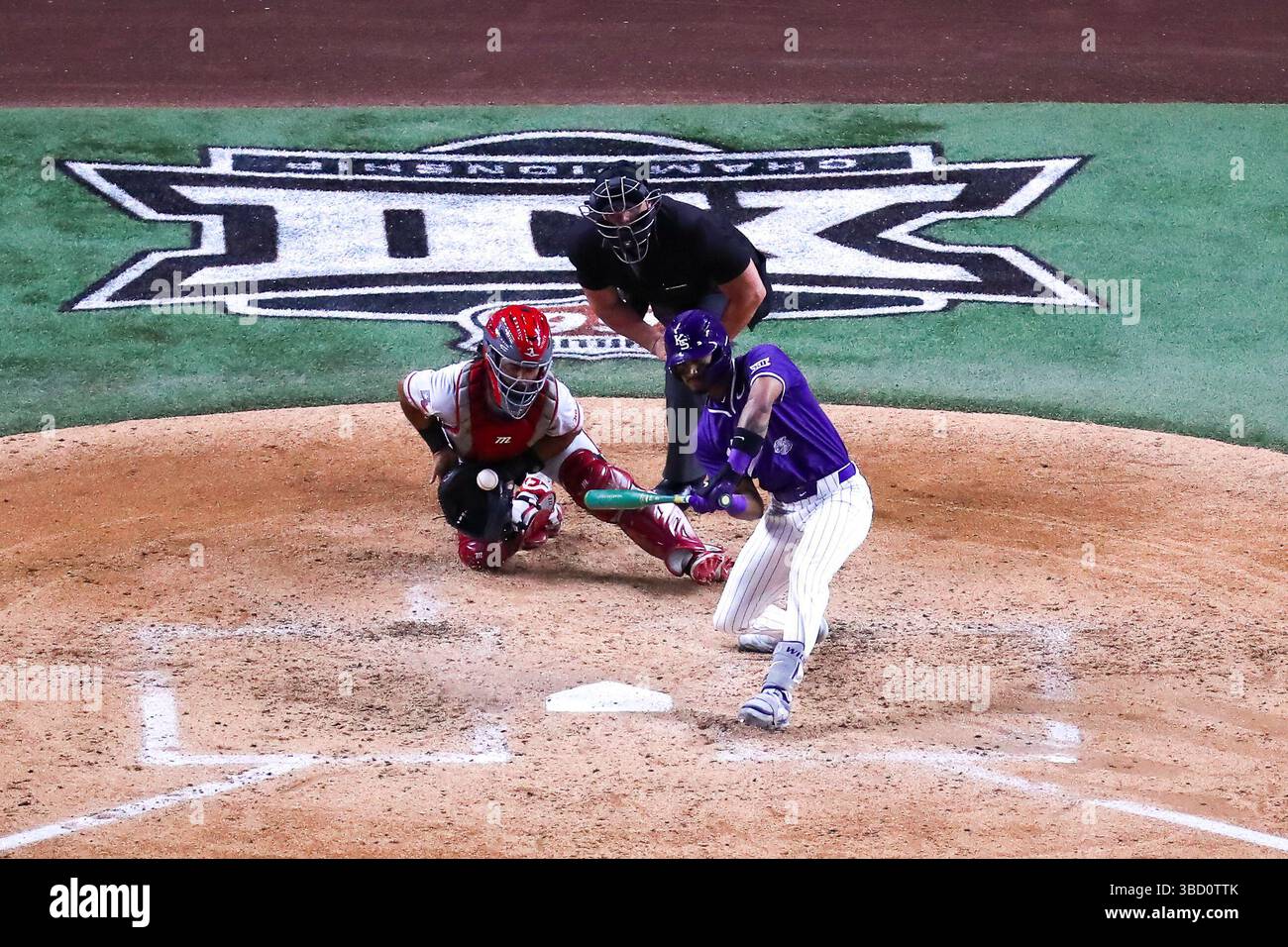 Arlington, Texas, USA. Mai 2025. Ein Spielfeld passiert MAXIMUS MARTIN (11) in Kansas State, während der Houston-Fänger KENNETH JIMENEZ (31) den Ball fängt, während DIE Heimplattenteam 2025 am Mittwoch bei der Phillips 66 Big 12 Baseball Championship auf dem Globe Life Field in Arlington das Spiel der ersten Runde von Houston gegen Kansas State beobachtet. (Kreditbild: © Brian McLean/ZUMA Press Wire) NUR REDAKTIONELLE VERWENDUNG! Nicht für kommerzielle ZWECKE! Stockfoto