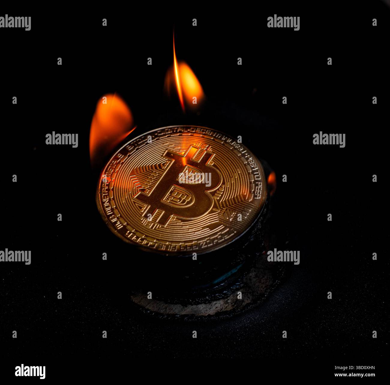 Brennende Symbole von Bitcoins stehen für Finanzkrise und wirtschaftlichen Zusammenbruch Stockfoto