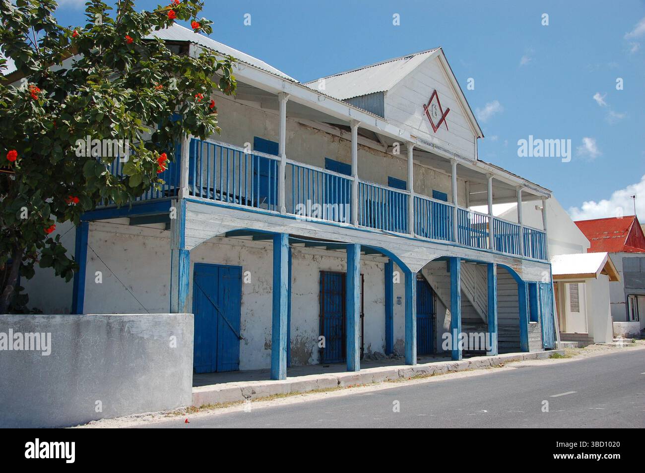 Verlassenes weiß-blaues Lagerhaus aus dem 19. Jahrhundert an der Front Street, Cockburn Town, Grand Turk Island, Turks- und Caicosinseln Stockfoto
