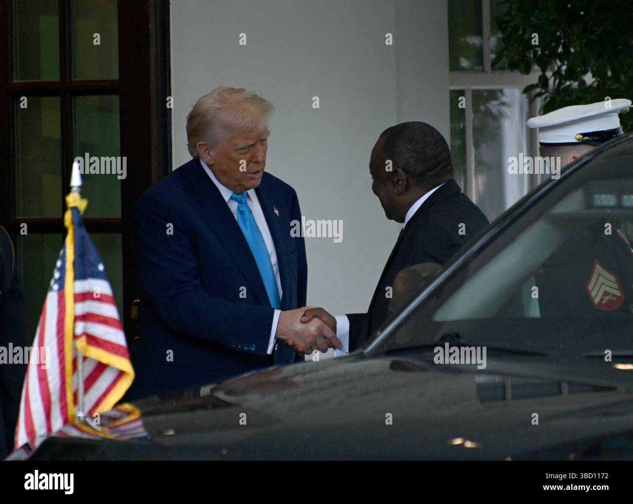 Washington, USA.21. Mai 2025. US-Präsident Donald Trump (L) schüttelt dem südafrikanischen Präsidenten Cyril Ramaphosa die Hand, als er am 21. Mai 2025 im Weißen Haus in Washington ankommt. Quelle: Chen Mengtong/China News Service/Alamy Live News Stockfoto