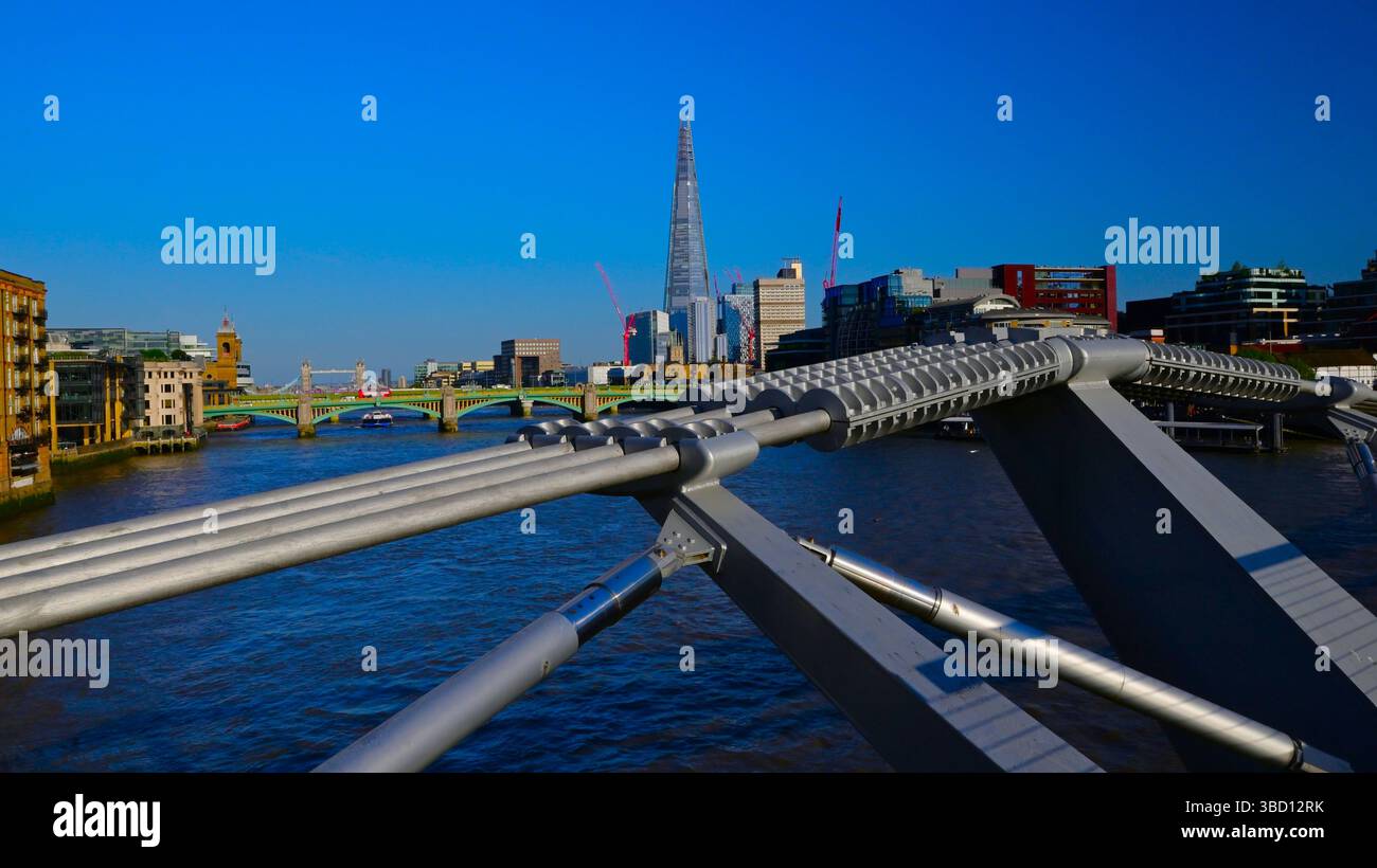 Die Themse von der Millennium Bridge aus blickt flussabwärts zur Tower Bridge und der City Sklyline mit der Shard Bridge und der Southwark Bridge. Stockfoto