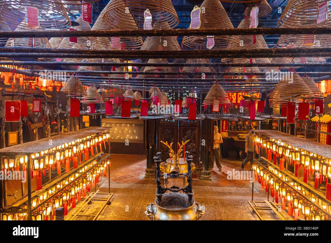 Der man Mo Tempel, der den Göttern der Literatur und Kampfkunst in Sheung Wan gewidmet ist. Die beiden Gottheiten werden von Gelehrten und Studenten unterstützt Stockfoto