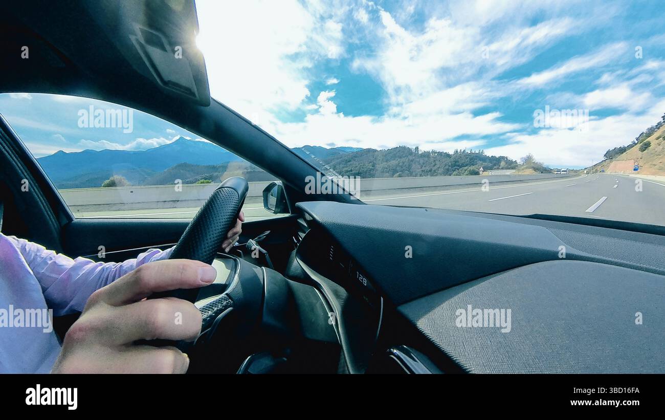 Fahren eines Autos auf einer Autobahn mit breiter Windschutzscheibe und Weitwinkelsicht für den Fahrer Stockfoto