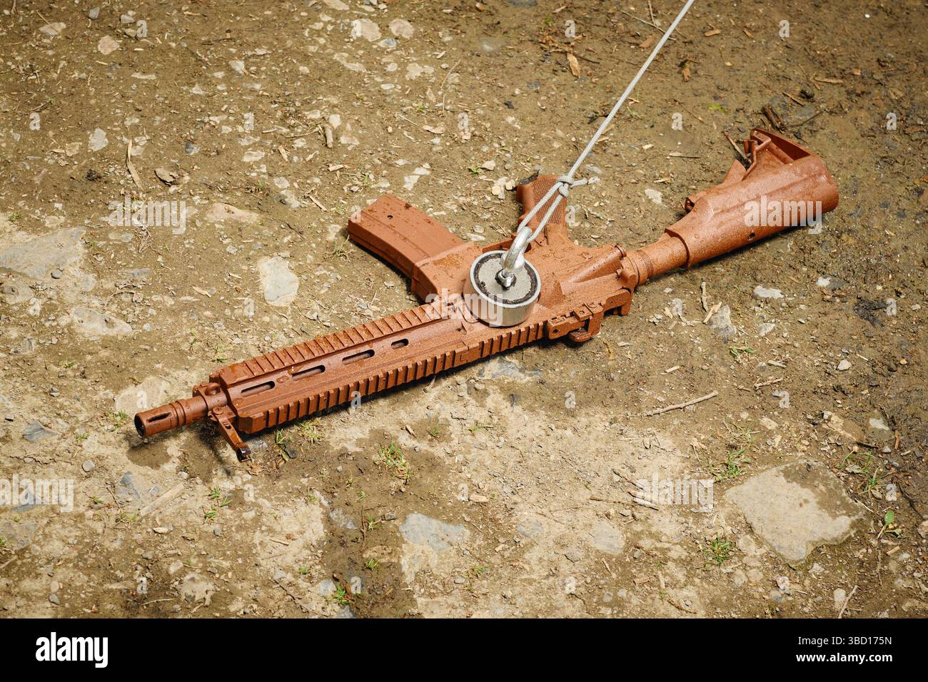 Senioren, die mit Magnet im Stadtsee fischen, fanden Waffen Stockfoto