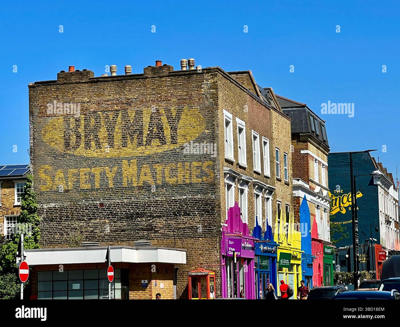 Geisterwerbung auf einem Giebeldach in West Brompton, Fulham, West London Stockfoto