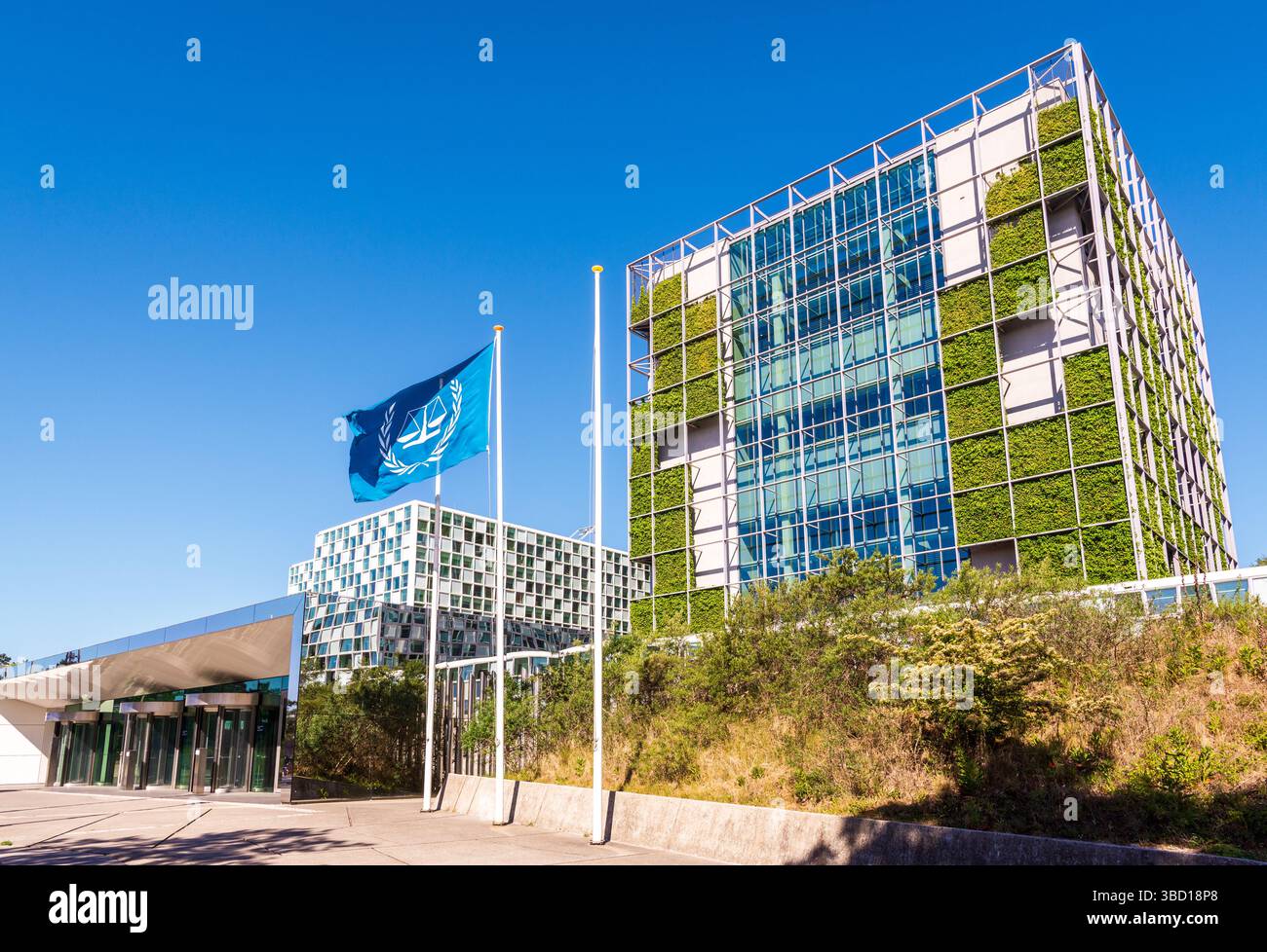 Flagge des Internationalen Strafgerichtshofs (IStGH) am Eingang seines Sitzes in den Haag, Niederlande Stockfoto