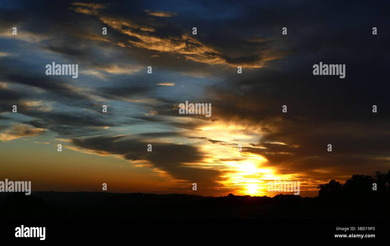Sonnenuntergang mitten in der Natur Stockfoto