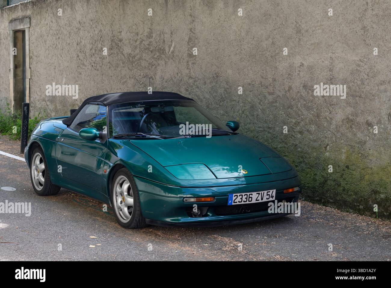Nancy, Frankreich - Blick auf einen grünen Lotus Elan S2, der an einer Mauer in einer Straße geparkt ist. Stockfoto