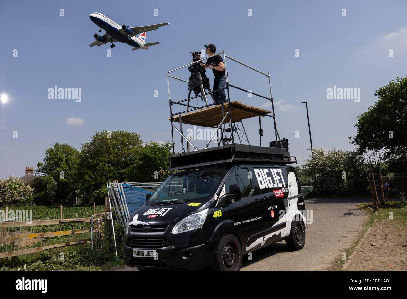 Der Gründer von Jerry Dyer, dem Live-Luftfahrt-YouTube-Kanal, der die Ankunft von Großjets in Heathrow Everyday in London verfolgt. Stockfoto